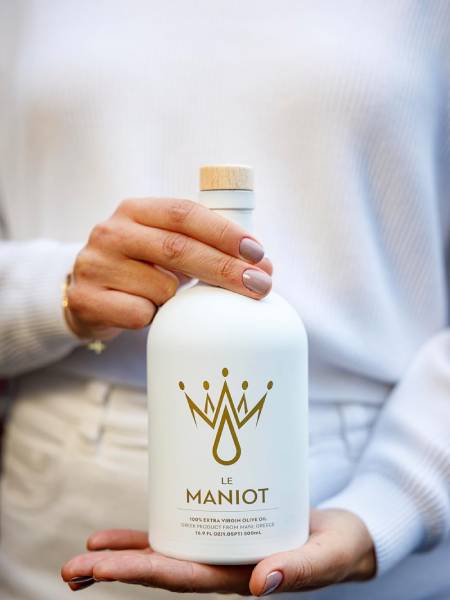 Hands crafting olive oil, symbolizing the blend of tradition and science at Le Maniot.